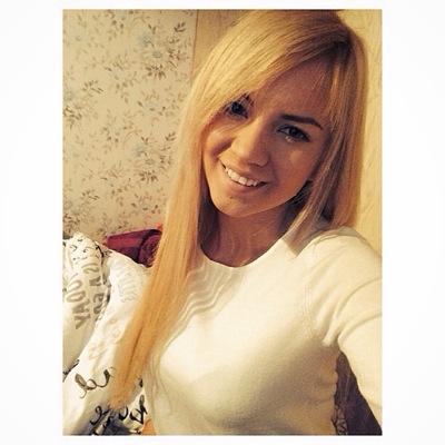 valllllu's profile picture. “I’m going to make everything around me beautiful - that will be my life.”