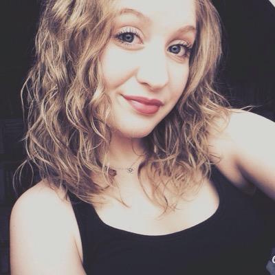 Au fond l'habitude est un rite, on croit faire les choses par plaisir et en réalité on ne fait qu'obéir à un devoir qu'on s'est imposé.
