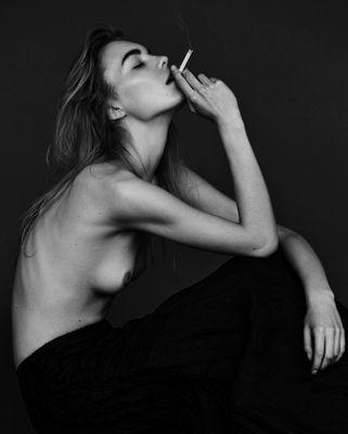 Љубител на добри книги, музика, спорт.. Париз ми е љубов. Сарказам фор лајф