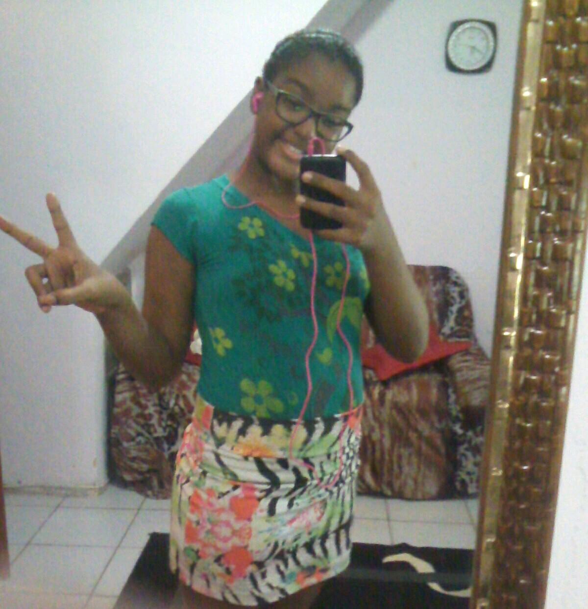 Oe sou Tia Lah,gosto de comer,dormir,andar de skate e ficar no Celular/Computador/Tablet e tbm sou Belieber,Directioner,Lovatic,Luanete,Smiler,Arianator e só