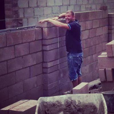 BRICKLAYER BY DAY , boxing,darts and car  enthusiast at nite!