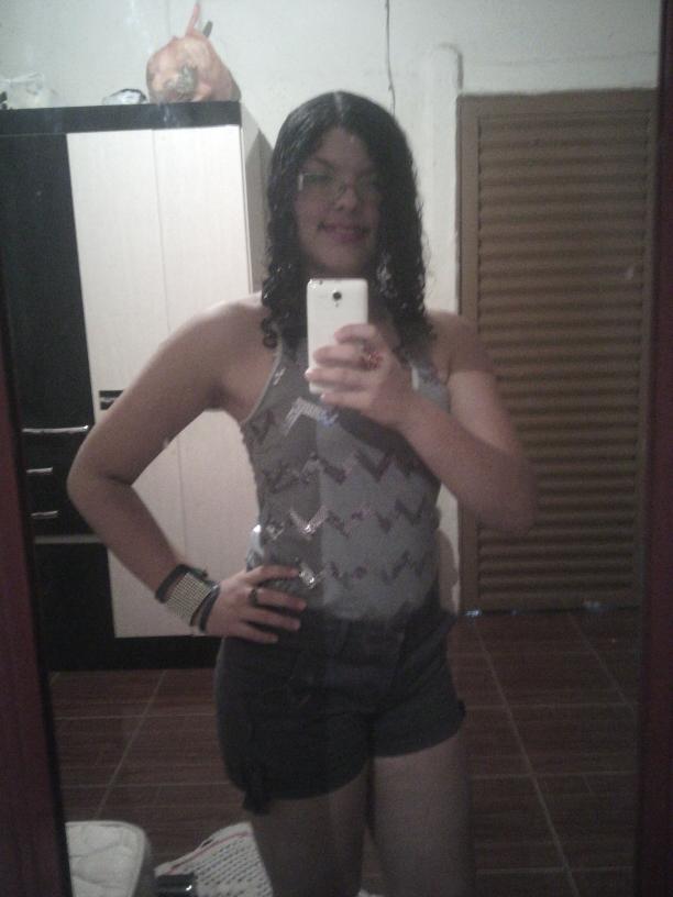 mia_cristal's profile picture. Eu sonho, porque o mundo precisa sonhar mais, estando feliz ou triste e preciso viver, amar a si próprio  e esquecer o que passou...