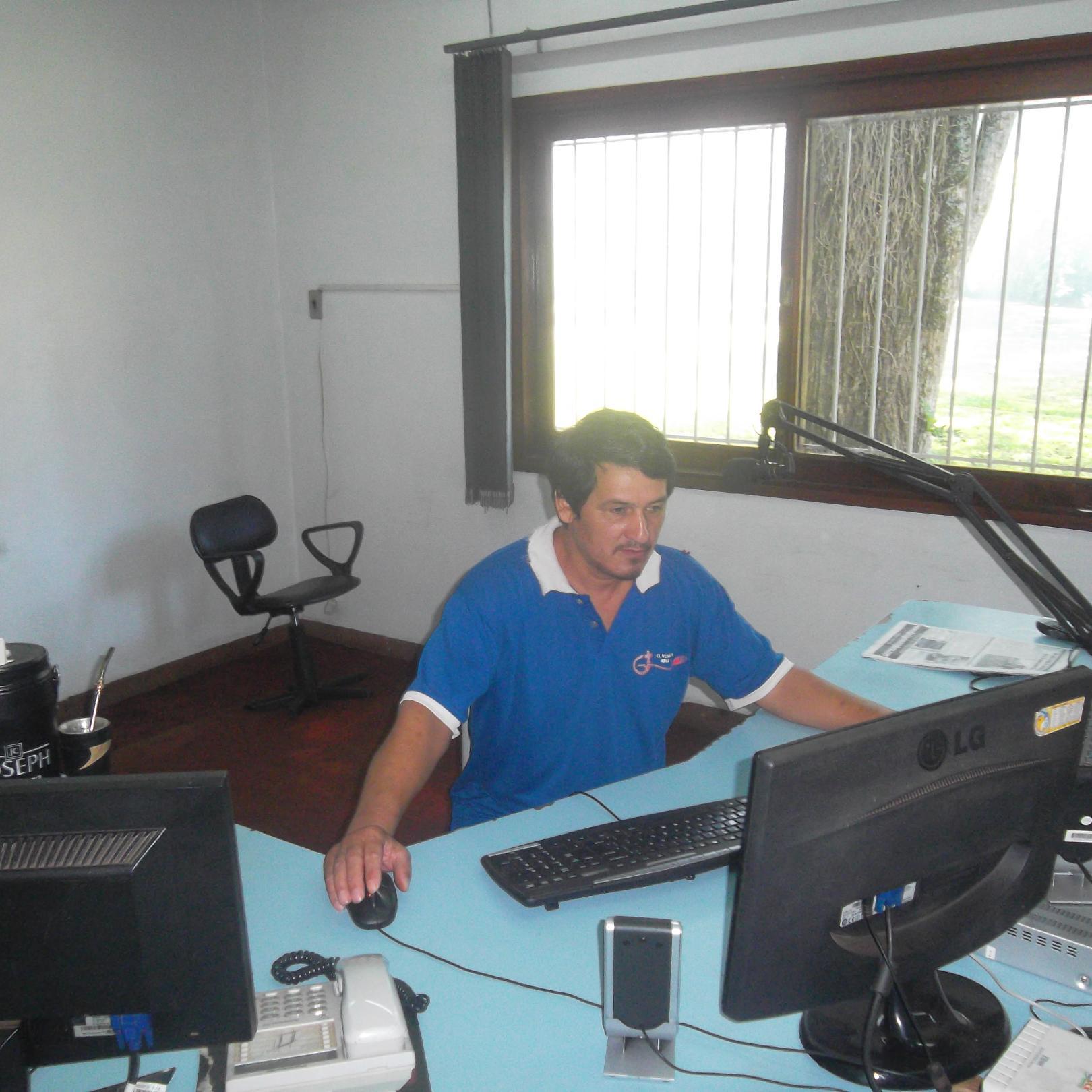 Nacido en Coronel Oviedo, Paraguay. Actual Operador tecnico de radio en Radio La Verdad, 96.5 FM. Hernandarias Py.