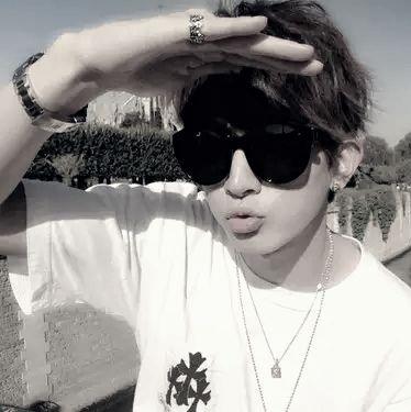 »O3O414 SungHyun«『Mami bonita, Byunnie』»Bomi es mía, no la toques«.