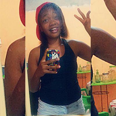 Sou forte. Meio doce e meio ácida. Em alguns dias
acho que sou fraca. E boba. Preciso de um lugar
onde enfiar a cara pra esconder as lágrimas.