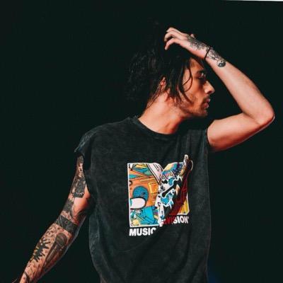 follow @DailyDMsAcc for DMs to 5sos and 1D! new account to help you gain 5/4 and 6/5! help us gain followers! ✨