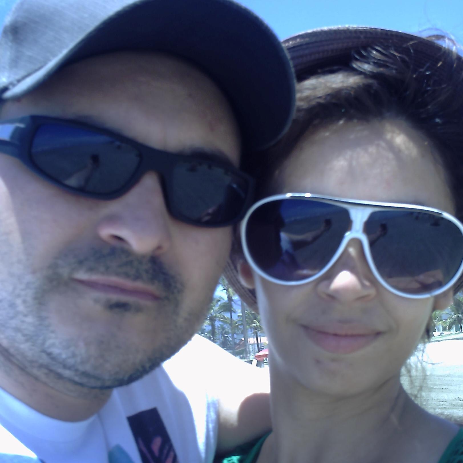 Casada, uma pessoa meiga e carinhosa. O maior erro do ser humano é tentar tirar da cabeça o que não sai do coração.