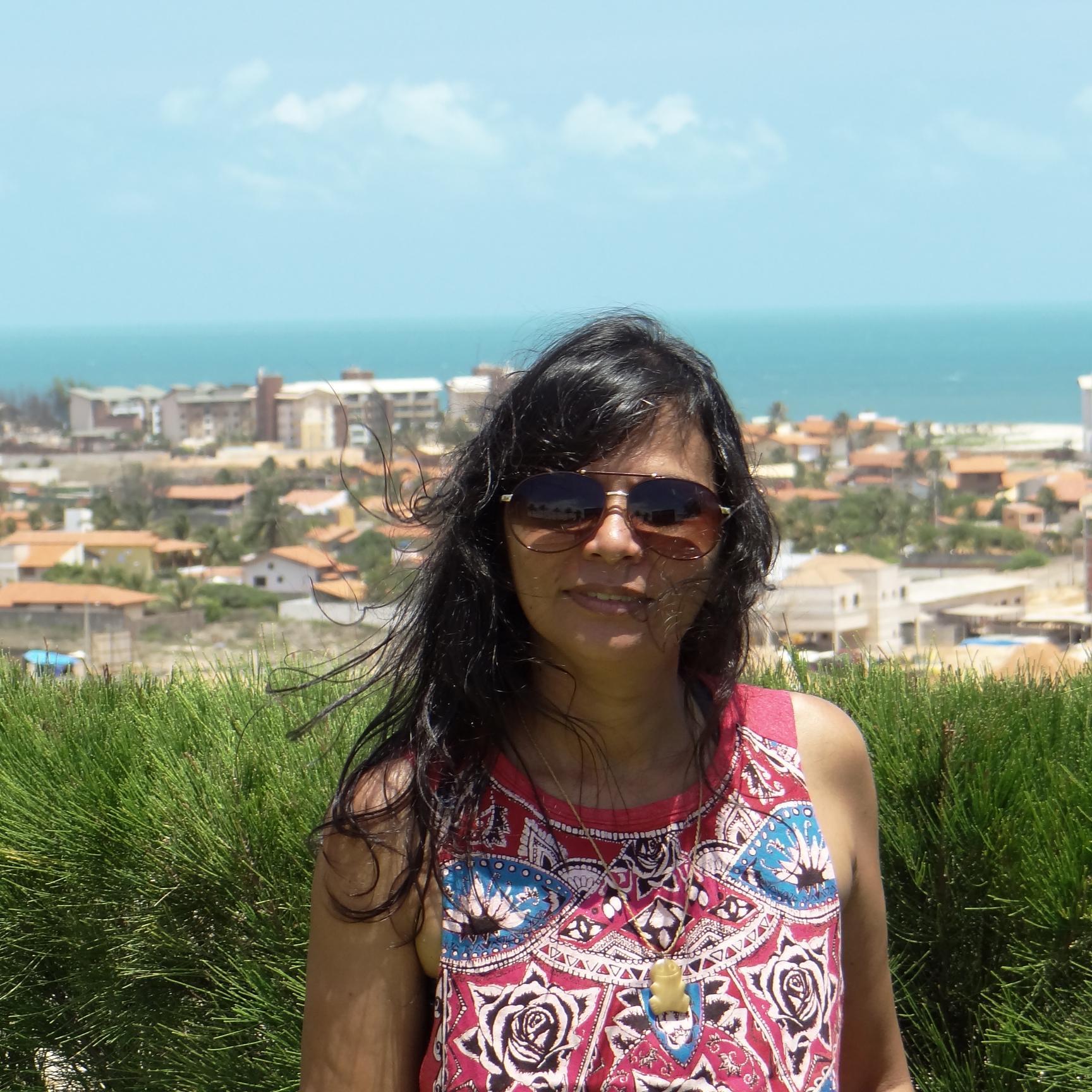 marilansousa's profile picture. Eu estava de braços dados com a felicidade, levantei o rosto e segui em frente