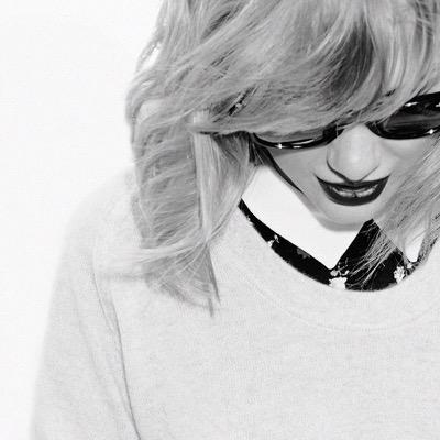Red lipstick wearing, poetry reading mother to a pug. Owner of 'Bleaker Books'. Call me Jay. //#RP