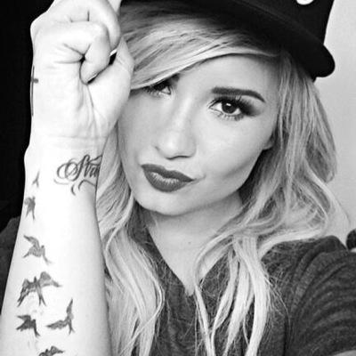 darling, im a nightmare dressed like a daydream || single/bi || tiffany&amelia ||