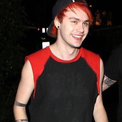 follow @actuallyashtonn // ask her for a follow back
