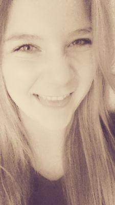 natalielara_r's profile picture. just wanna watch all tv series out there and go to concerts!