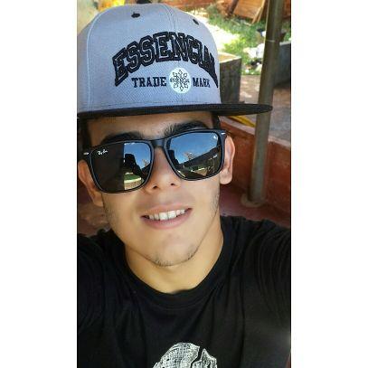 Jogador de futebol profissional, Ousado , Alegre , e Guerreiro ... Deus é Fiel !
