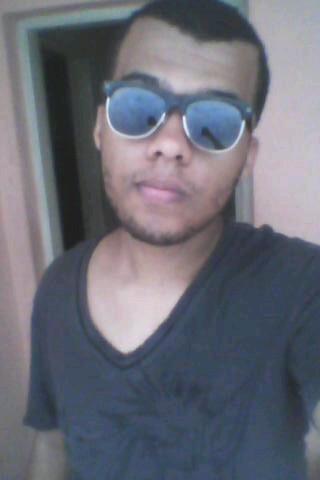 Carlos Rodrigues, Capricorniano , Umbandista, 18 anos , Funcionario da Grafica e Editora DESIGN , quer saber mais? , me siga !