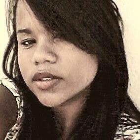 Elα é perfeitα, mαs tem inúmeros defeitos. Elα fαlα αlto, gritα, dá gαrgαlhαdαs, mas se fαz de tímidα. Elα é sαntα, mαs sabe provocαr ★