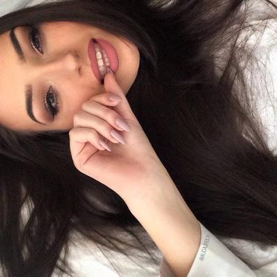 قلبٌ من العسل عشقه نادر وحبه أندر أعيش حيث أحب بأفكاري وإحساسي All that grace all that body all that face makes me wanna party he makes me shine like diamond