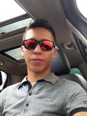 Sagitáriano, divertido, romântico, 24 anos e namorando.