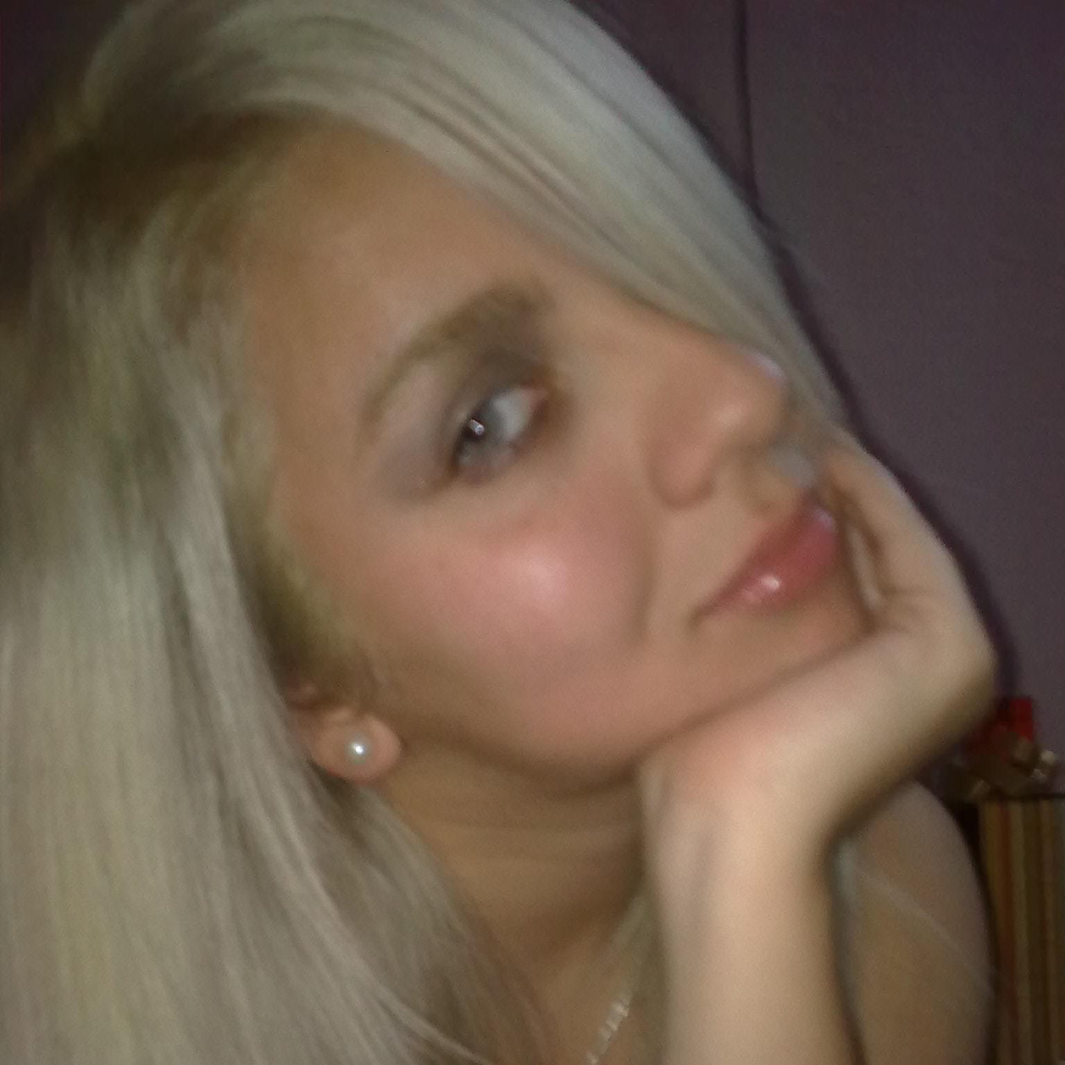 Nutricionista,
(pianist & singer) MakeUp Artist.