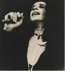 Perfil oficial da cantora Maria Bethânia, que neste ano celebra 50 anos de carreira.