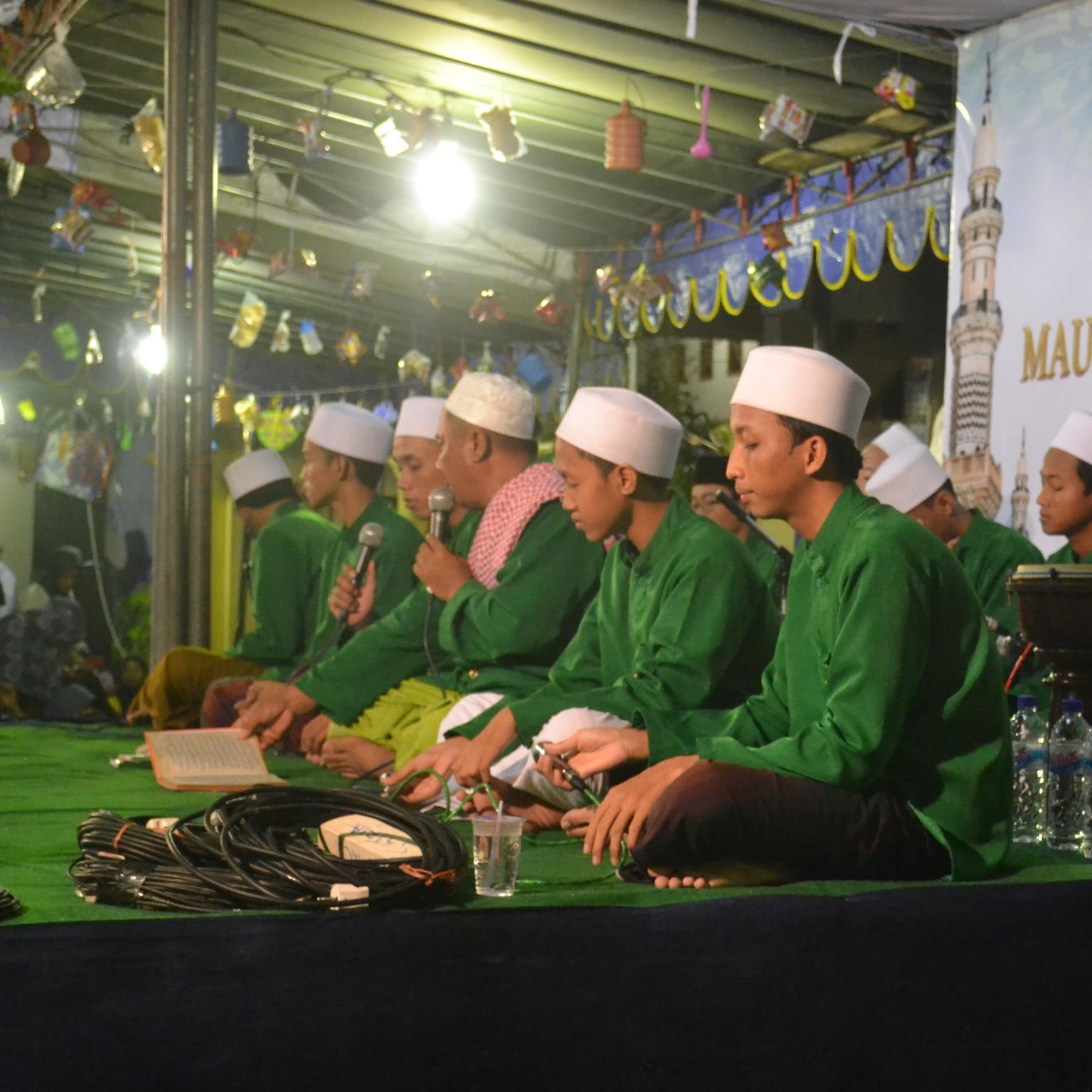 Allah tuhanku, Muhammad nabiku. I love my parents, my friends, music, shalawat  and Futsal. Invite: 751F5D31e