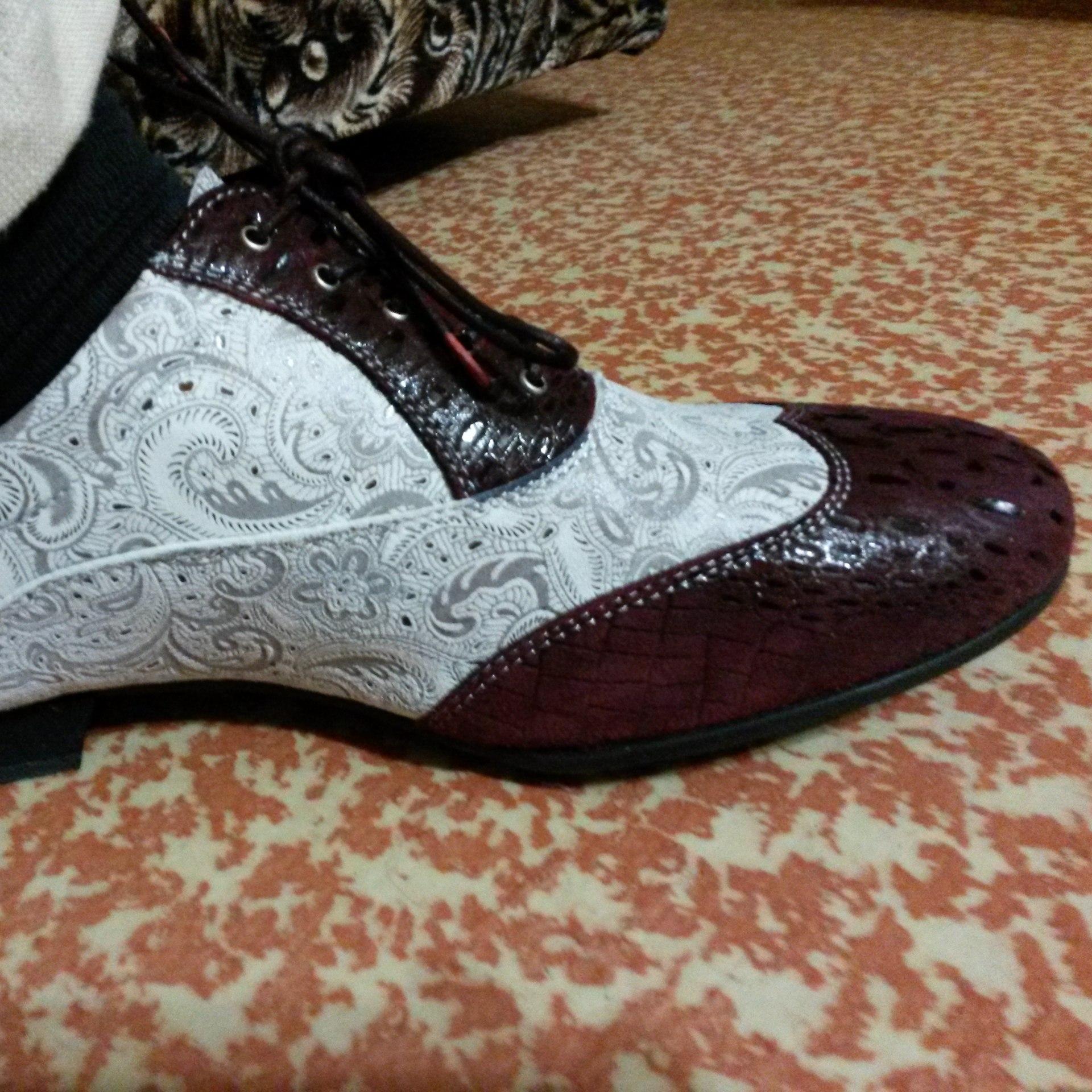 vdrandom's profile picture. a shadow of a man