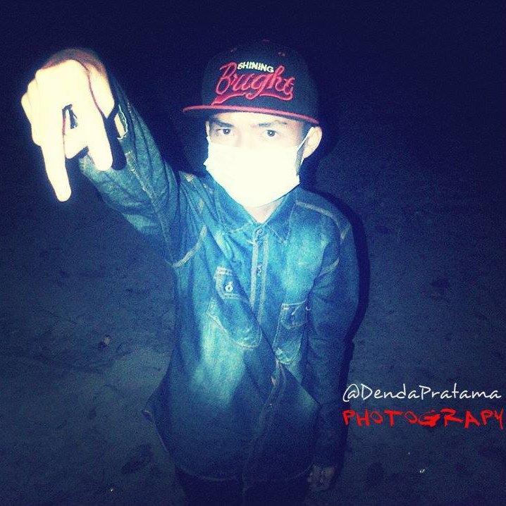 Bukan artis ! Gausah pake
ngeFans! -_- mau follback ?
gausah sungkan, mention aja :)