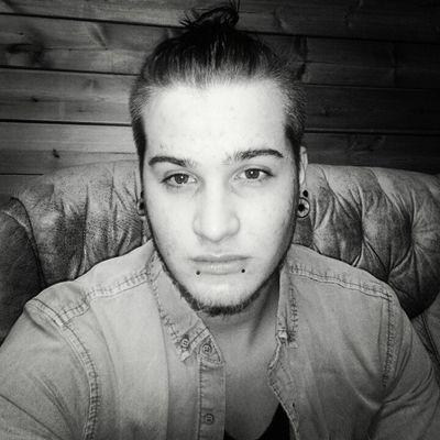 im a guy from roeselare west-flanders im 21years old . i have 2 streches from 20mm . i have a view hobbys: longboarding, helping@festivals driving my motorcycle