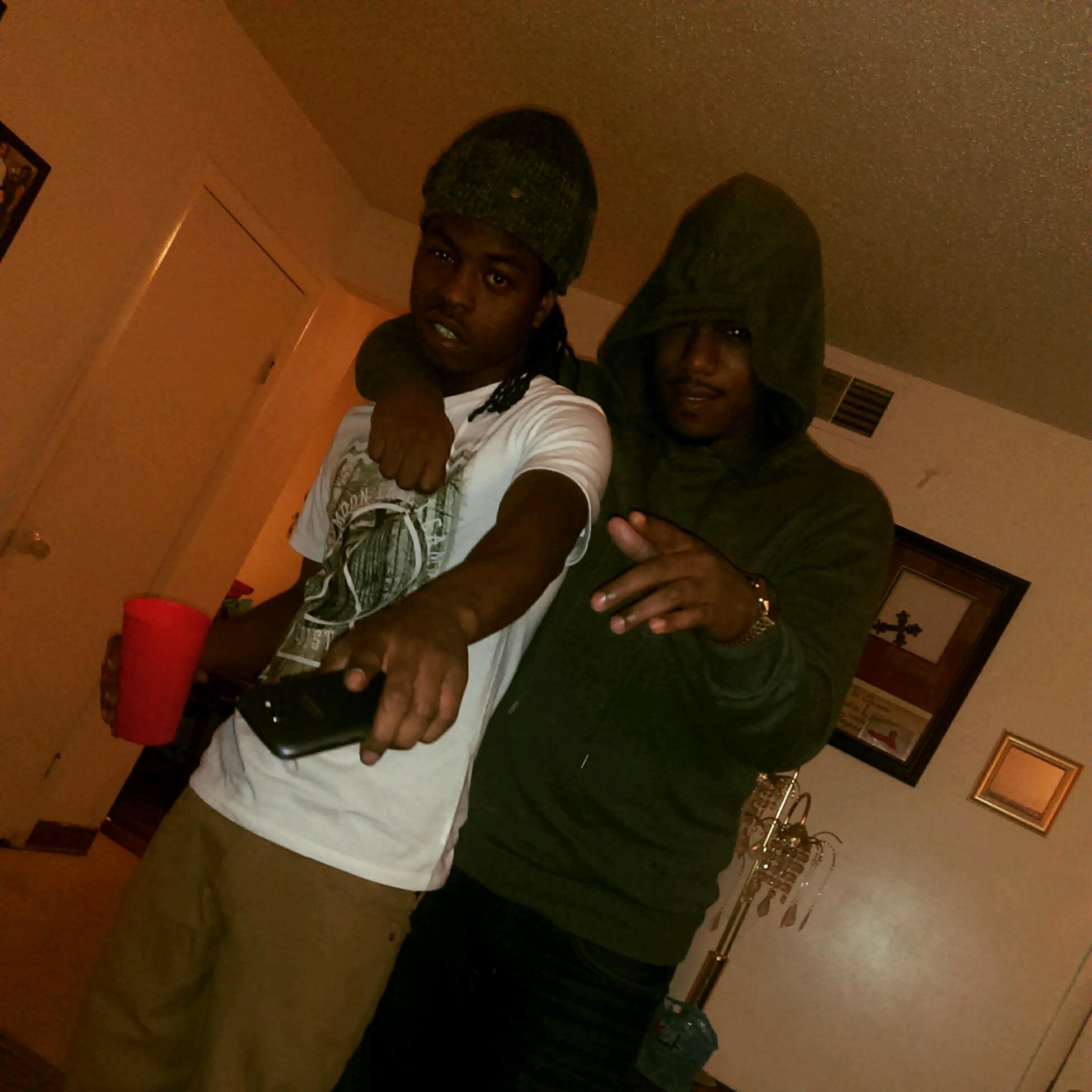 str8 out zoo 2210