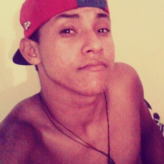 O foda é que além de linda ela tem o papo reto e o sorriso dela fascina, a gente não rima mas combina e ela não é qualquer mina... 3 :3
