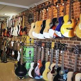 Empresa con sede en Alicante, España. Distribución de Instrumentos Musicales, Iluminación y Sonido Profesional.