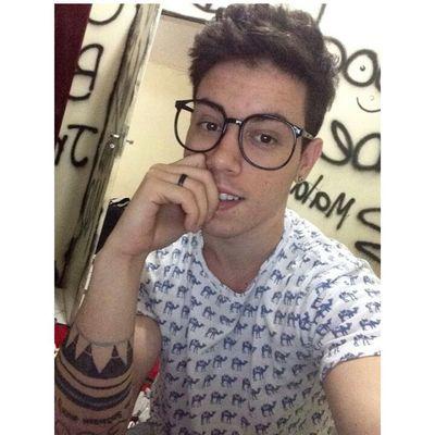 Apaixonada num otário chamado Emerson Lobo q não sai da minha cabeça. -_-
