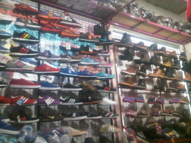 Menjual beragam sepatu safety,sport,cat,slip on,dll
