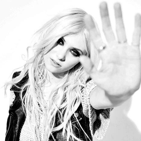 {Alice Arkham is now @Cryptoviral}