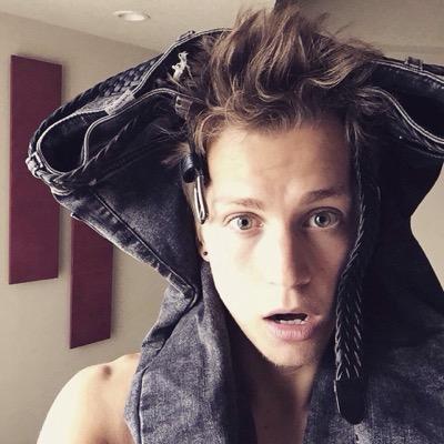 FREE FOLLOW please follow @ivampion :)