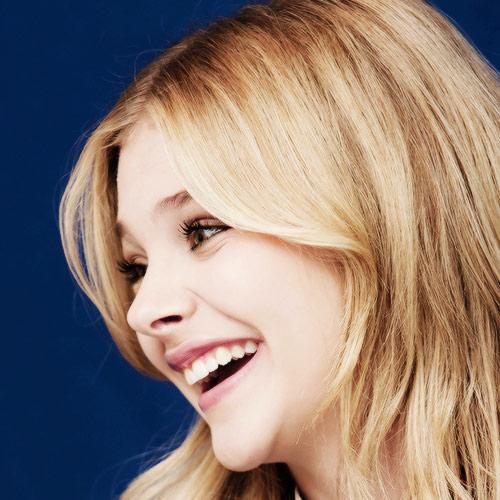 Hey! I'm Ola, and I like warm hugs. Arendelle's favorite snowgirl-turned-human and someone worth melting for. [ #OUAT and #Frozen RP | Fem!Olaf | AU ]