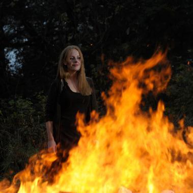fierytales's profile picture. Oona McFarlane, SUNDOOR Advanced Firewalk Instructor & Instructor Trainer - Transformational Firewalking, Glasswalking & more..