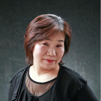 演奏や作曲指導で、人々の心に愛を植え続ける元子先生。 奄美・鹿児島発で色とりどりの音楽と音楽家が世界に羽ばたきます。