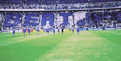 ‏‏‏‏‏‏‏الهلال بين طيوف السماء يرتكن وعلمني عشقه.  وبين احضان الغيوم انتمي لمدريد ولست من أرضهم  ولا انتمي لارضهم ولكني حقا اعشقهم #هلاليون_واشربوا_من_ماء_البحر