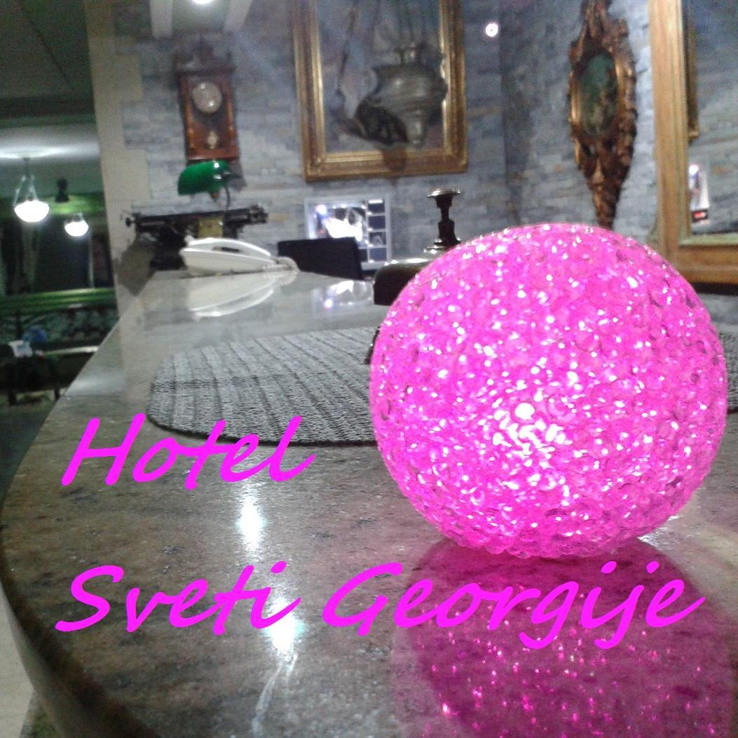 Hotel Sveti Georgije svojim gostima nudi kvalitetnu uslugu, izuzetno povoljne cene od samo 10eu noćenje/osobi, u mirnom okruženju i u neposrednoj blizini centra