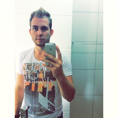 Criticar o outro é fácil, difícil é olhar para si mesmo. Ninguém diminui ninguém com uma crítica. Ninguém é perfeito, inclusive você.