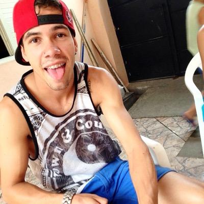 19, Brazil Pisando na grama, roubando rosas, as melhores ideias são as perigosas http://t.co/24Di2GGnil