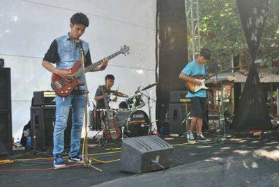 Indonesian Pop Punk Band !! || Firman (Vocal),Dyan ( @xxxDyanjrs )(Drum),Hafid ( @firdauz_PR ) (Guitar)