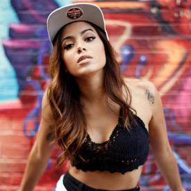 Aí anitta eu te amo sem você não sei viver..