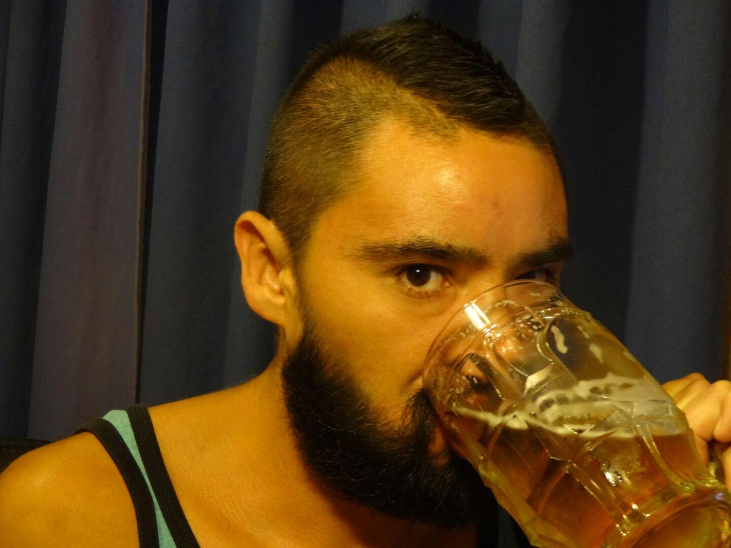 100% gay, 99% caliente. Fumador compulsivo, alcohólico funcional. Para mayores de edad! Mis videos amateur -- http://t.co/sjFwc6ek