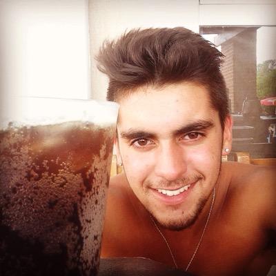 Abogado, de River Plate y necochense.