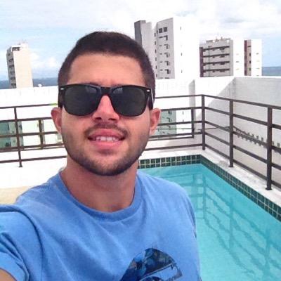 Alvinegro , estudante de Direito, 21 anos