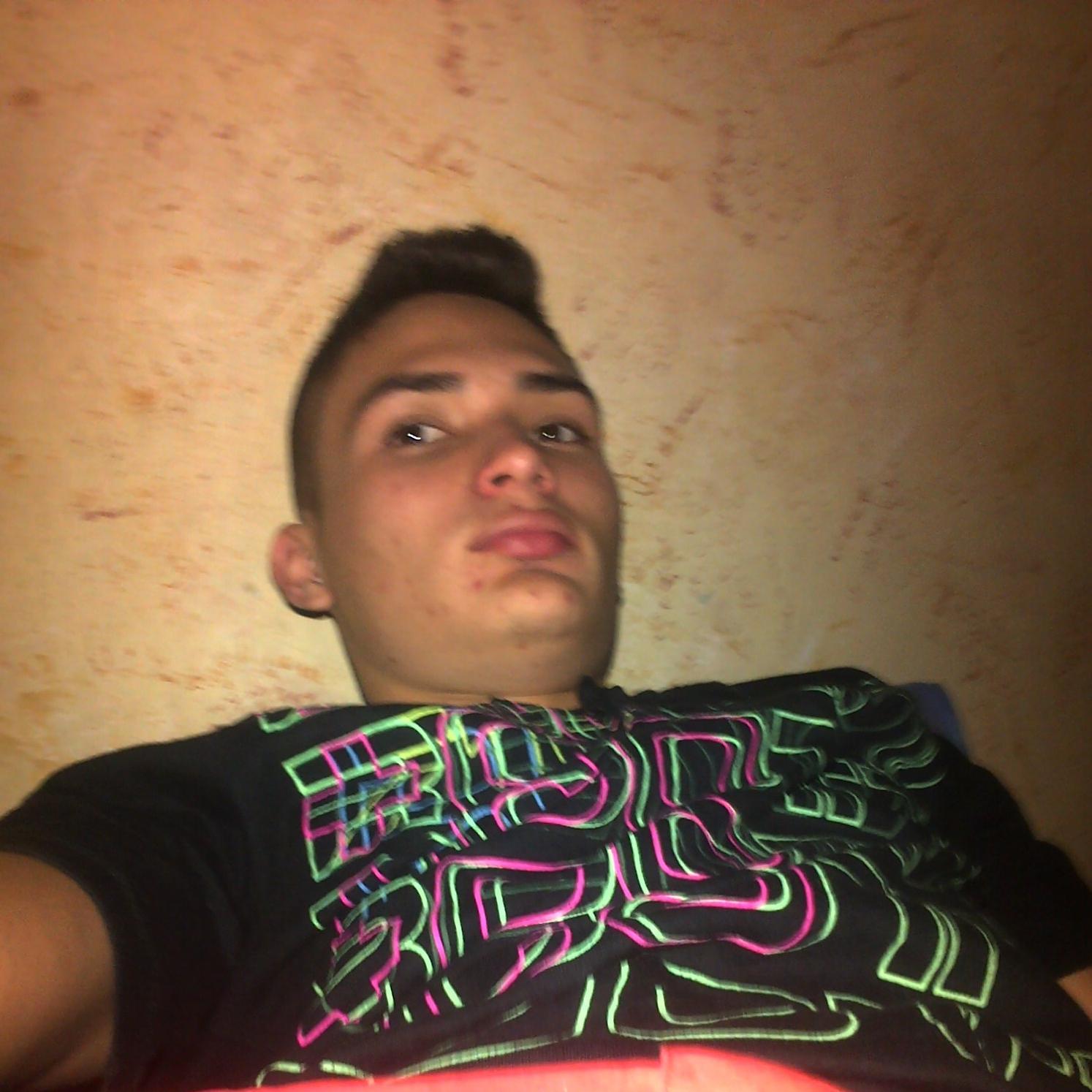 Tavo148's profile picture. Él que persevera alcanza, pero el que insiste Cansa.
Él que domina a los otros es fuerte, él que se domina a sí mismo es poderoso.