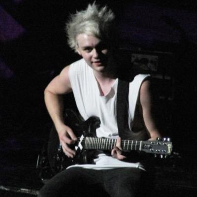 free follow from @longwaypayne // ask me to retweet anything u want here as well