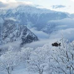 Auli is a best hill station in India. Auli is situated in high hills of Himalayas, chamoli, Uttarakhand, India.