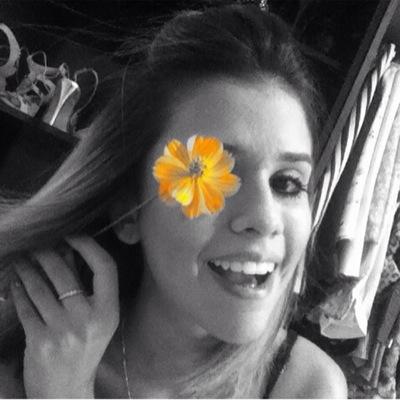 20, Capricorniana, Estudante de moda, apaixonada por arte, música, Chico, Ir ao parque, discutir Caetano, planejar bobagens e morrer de rir.
